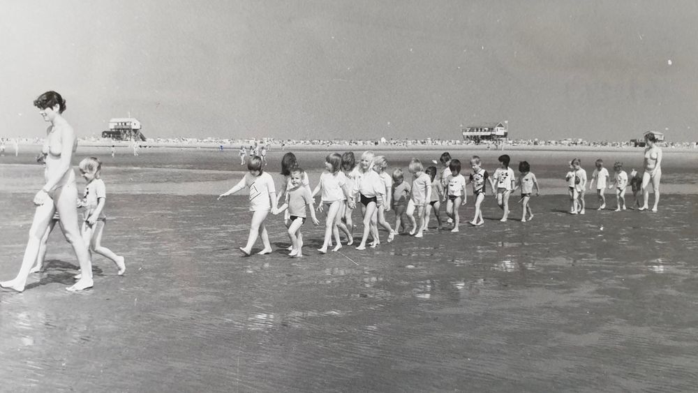 eine Gruppe von Kindern am Strand