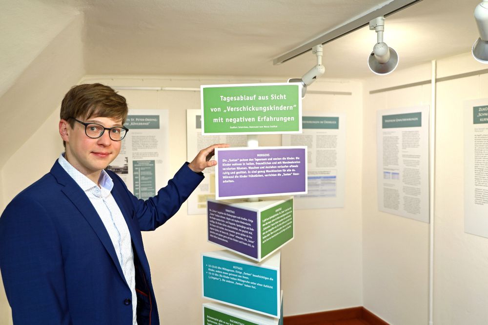 ein Mann, der in einer Ausstellung steht 