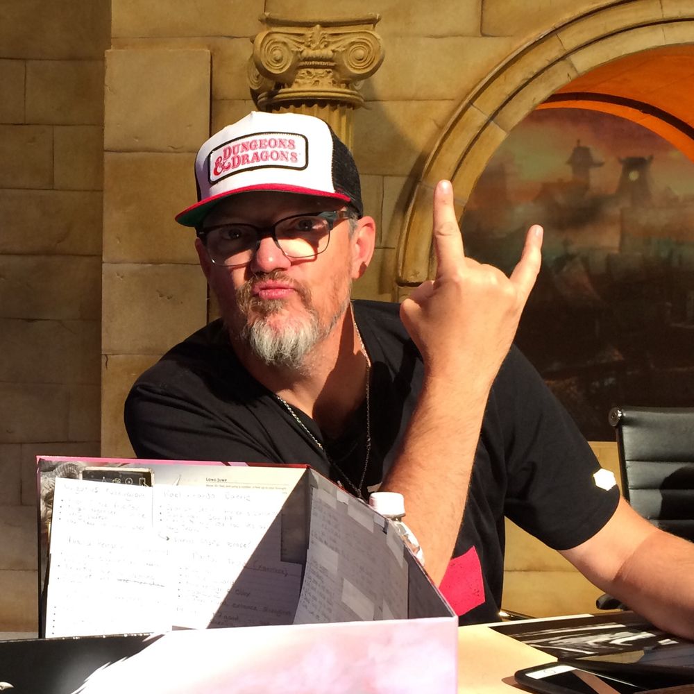 Actor Matthew Lillard flashes Chris Lockey the devil horns at D&D’s Stream of Many Eyes live event.