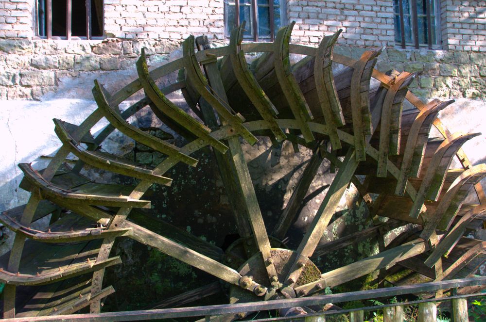 Zu sehen ist formatfüllend ein altes Mühlrad einer Wassermühle