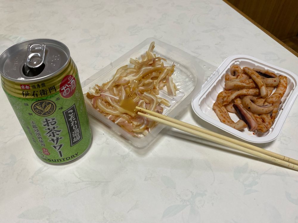 左から
SUNTORYのこだわり酒場「お茶サワー」
Family Martの「ミミガー」と「いか七味焼き」