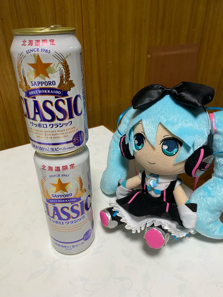 サッポロクラシックの350mlと500mlの空き缶によるタワーと2016年のマジカルミライの幕張ちゃん。