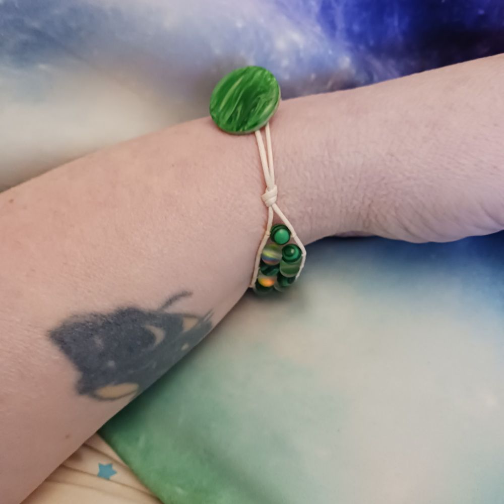 Green button closure of the bracelet I made today. I chose this button because it looked similar to the "malachite" beads.