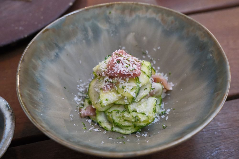 生ハムとズッキーニの和物が皿に盛られている