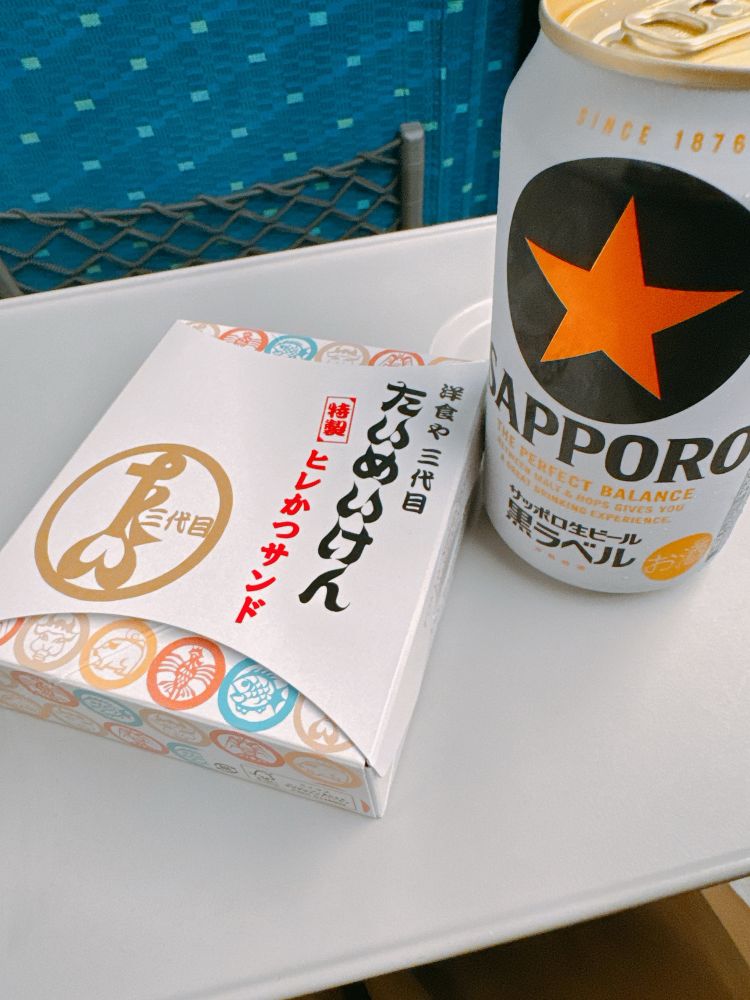 ビールとカツサンドで乾杯する