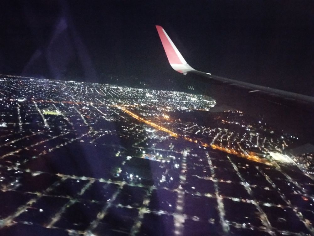 Fotógrafa colorida das luzes da cidade de Fortaleza durante o pouso