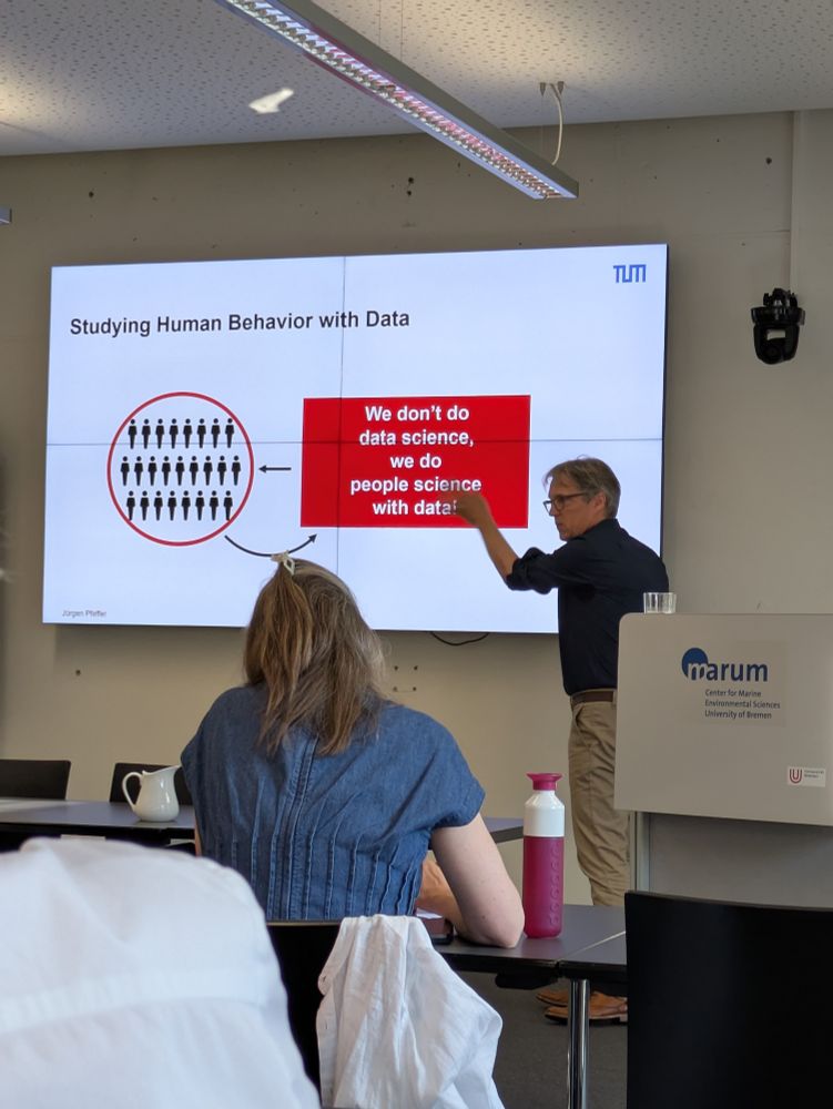 Keynote of Jürgen Pfeffer with the statement "we don't do data science, we do people science with data" on the slides