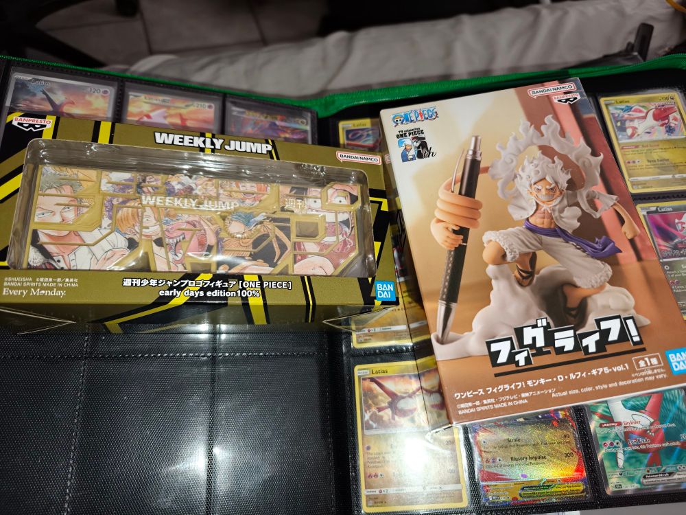 Weekly Shonen Jump One Piece Early Days edition sign and Gear 5 Luffy pen holder figurine