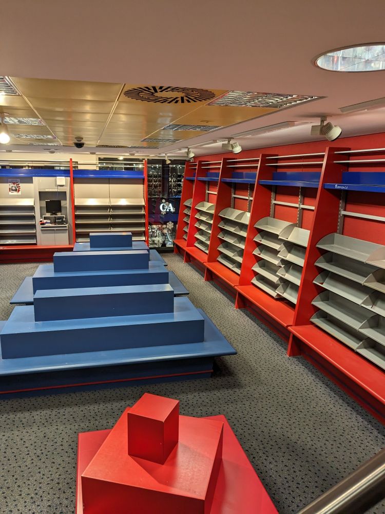 Eine Buchhandlung mit komplett leergeräumten Regalen