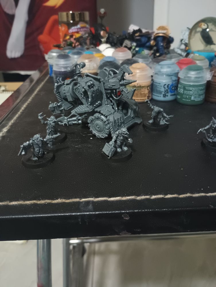 Mek gun with Smasha Kannon and 5 grot mechanics. Another grot is in the Kannon looking through a window with binoculars 