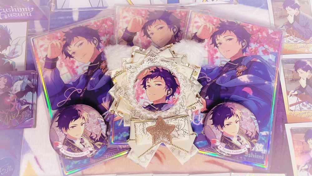 Three big portraits of Yuzuru's second feature scout illustration. On top of them is a badge with the same illustration mounted on a cat rosette, plus two Chinese version of 1st feature scout badges.