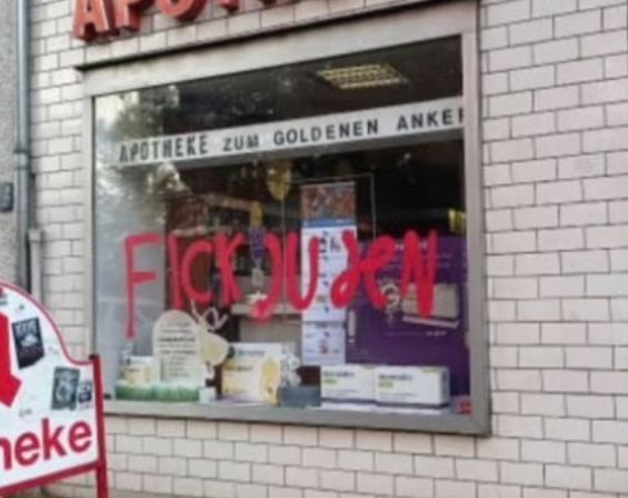 Die Fensterscheibe einer Apotheke in Neukölln ist beschmiert mit "fuck juden" 