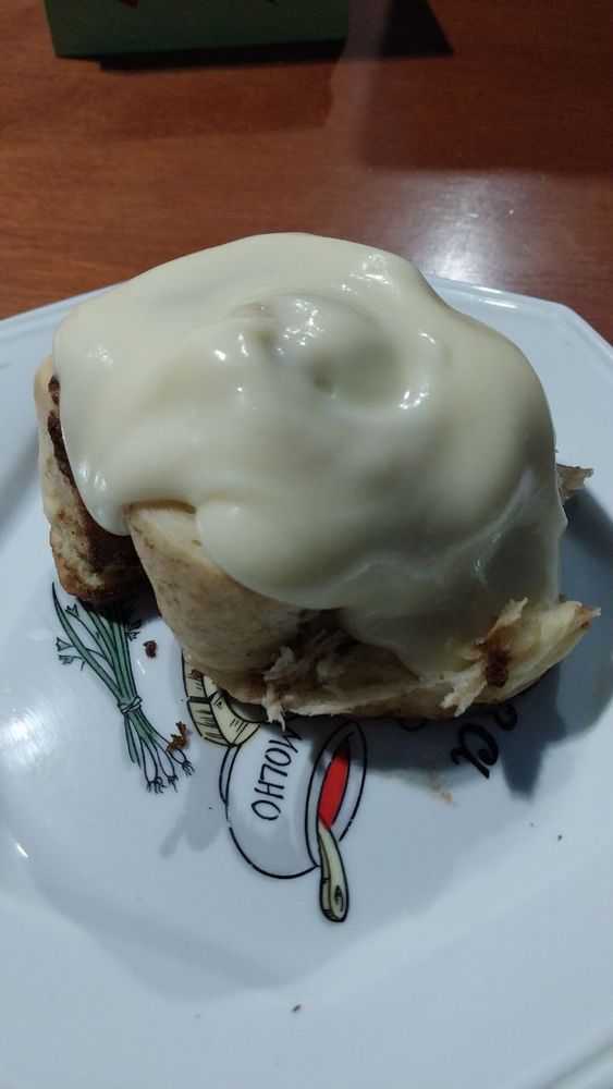Cinnamon roll com cobertura de cream cheese. 