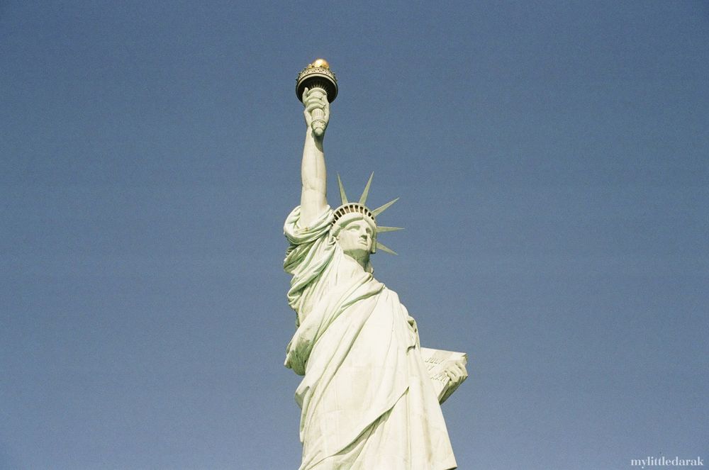 자유의 여신상을 약간 옆(횃불 쪽)에서 바라보고 촬영한 사진