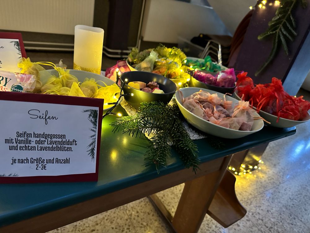 Seifenschalen auf dem Verkaufstisch beim Basar.