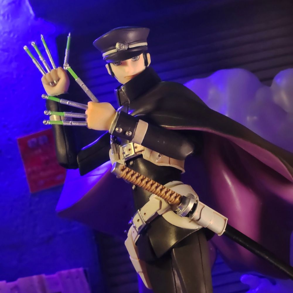 Toy photo: Figma Devil Summoner Raidou holds many metal tubes in between his knuckles in a dark alley
