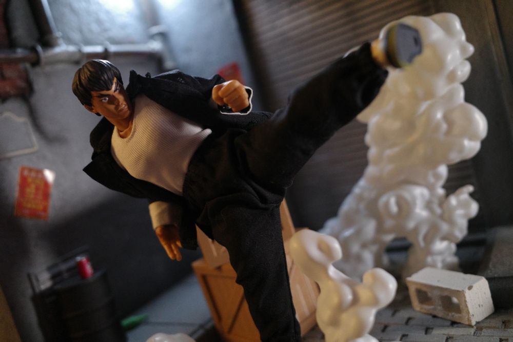 Jada Street Fighter 2 Fei Long throwing a high kicks with custom clothes on