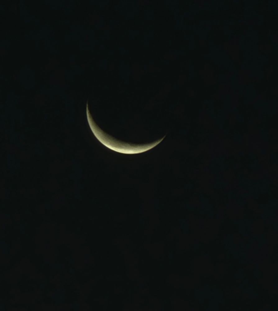 A close up pic of the crescent moon 
