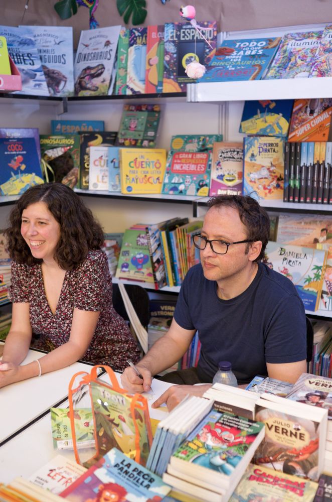 Patricia y yo escuchando a unos lectores en la sesión de firmas de librería Luces