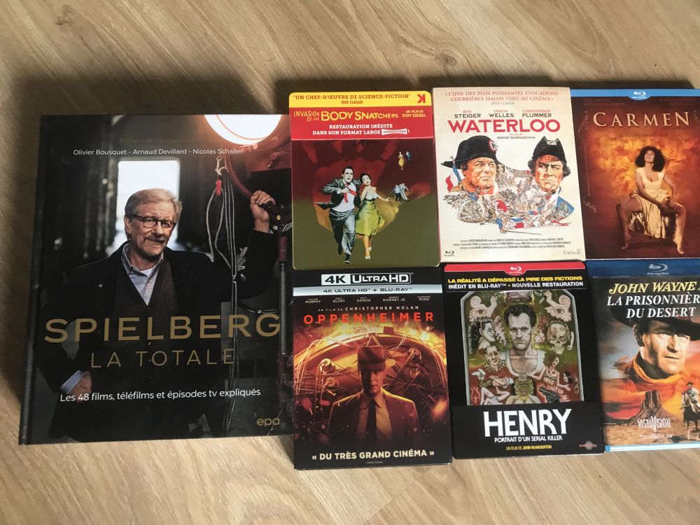 Cadeau de Noël et achats : 
Spielberg la totale : livre 
Blu ray : l’invasion des profanateurs de sépulture, Waterloo, Carmen, Oppenheimer, Henry portrait d’un serial Killer, La prisonnière du désert.