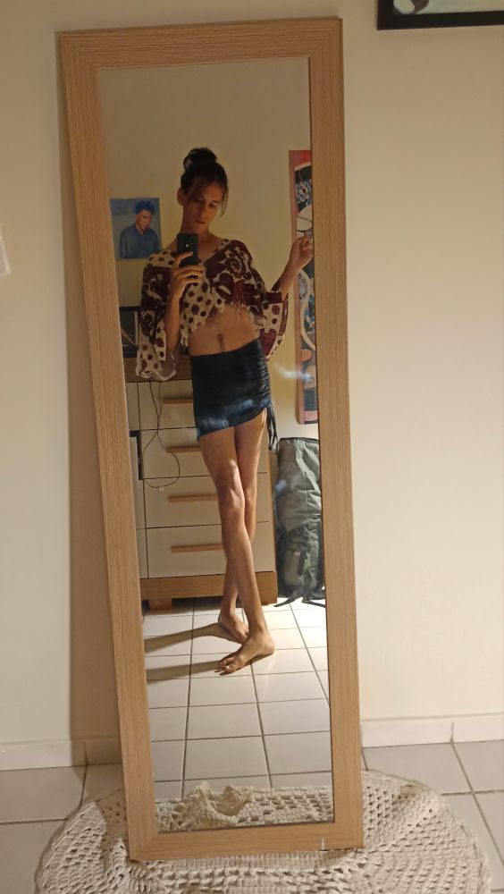 eu no espelho usando as mesmas roupas da foto anterior só que estou com cabelo amarrado e com a pernas cruzadas