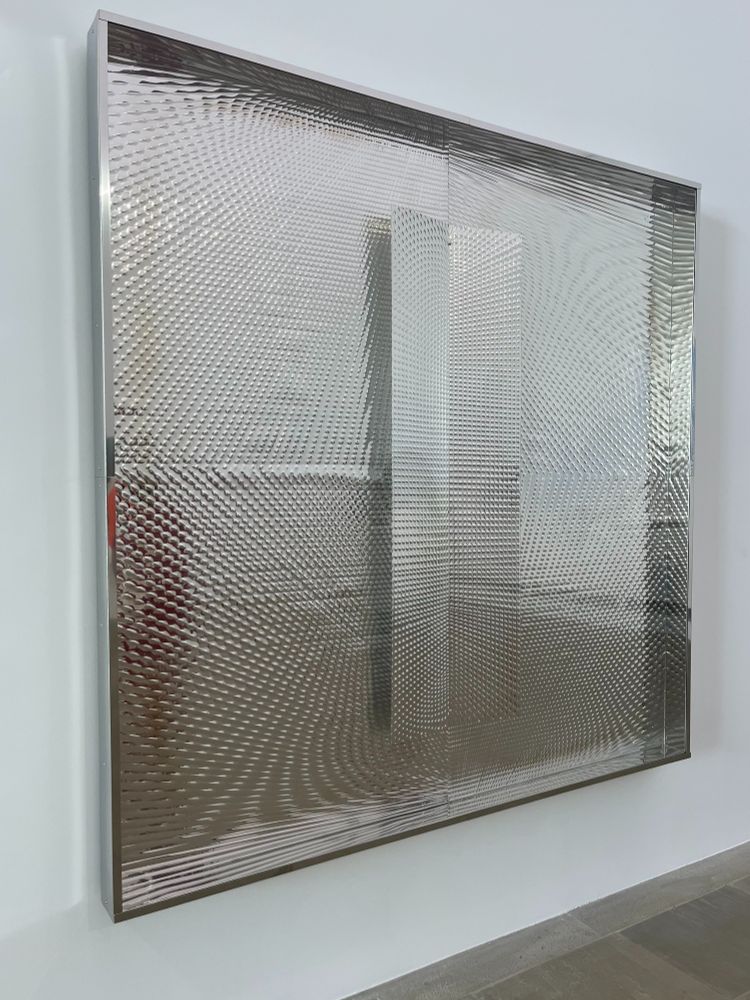 œuvre abstraite, relief argenté (Heinz Mack)