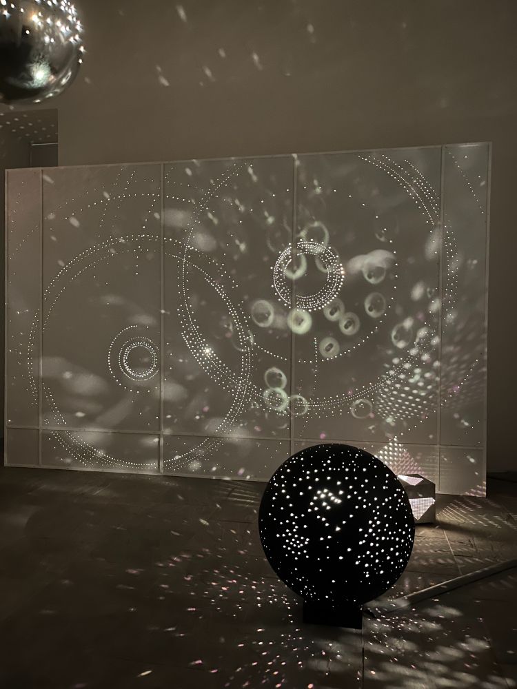 cercles de points de lumière changeants projetés dans une pièce sombre, Otto Piene.