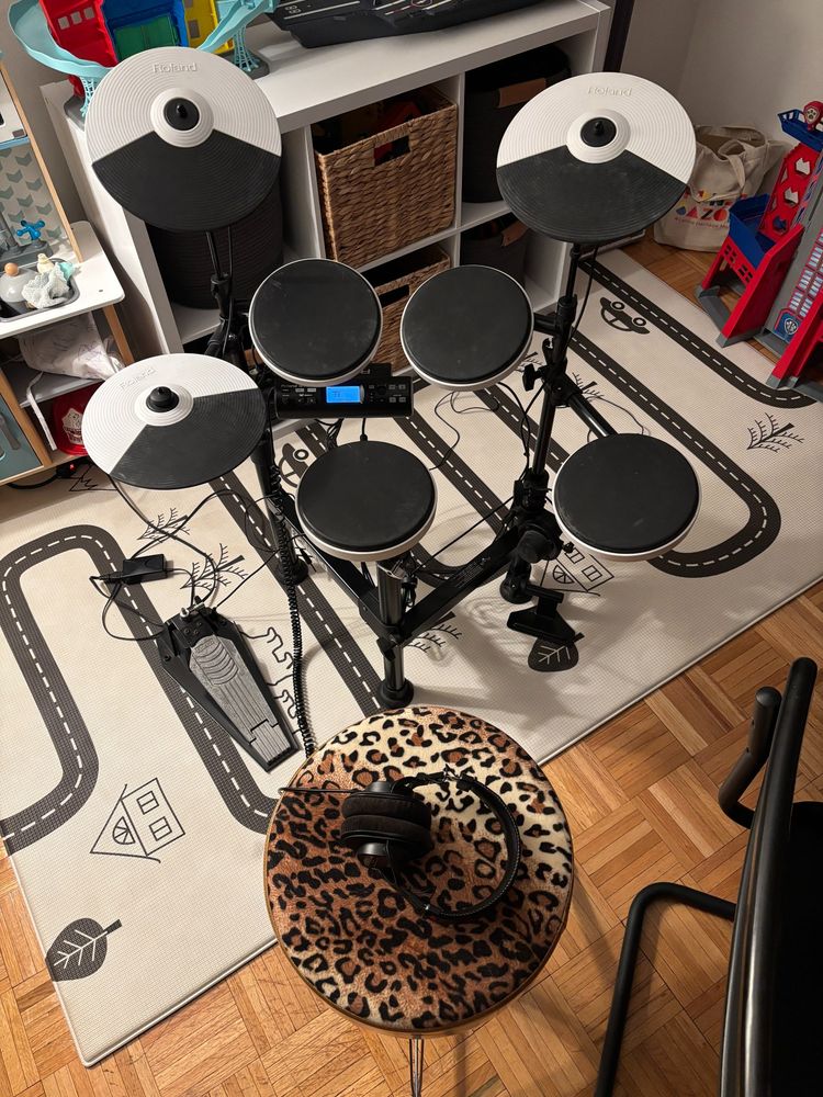 Top down view of the TD-4KP drumset with black rubber pads.
