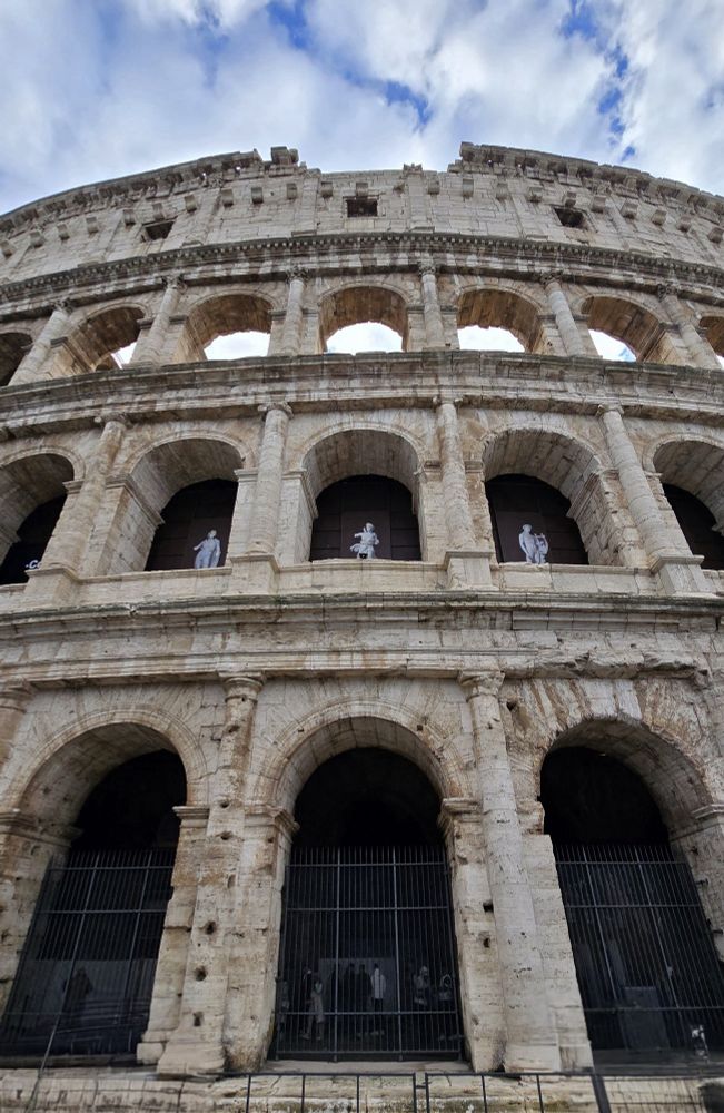 Detalle de la fachada del Coliseo. Fotografía tomada con un gran angular