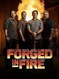 4 Männer. Hinter ihnen eine große Flamme. 
Darunter der Text "Forged in Fire" 
Es handelt sich um einen Serie, wo Schmiede im Wettbewerb gegeneinander antreten. 
Es gibt 3 Runden mit 4 Teilnehmern. Die ersten 2 Runden sind Schnellrunden mit 2 oder 3 Stunden, wo sie aus Rohstoffen ein Messer/Schwert schmieden müssen.
Pro Runde fällt einer raus. 
In der letzten Runde somit nur 2 Schmiede. 
Diese haben 1 Woche Zeit um ein bestimmtes Messer/Schwert/Axt zu schmieden und dürfen das Zuhause machen. 