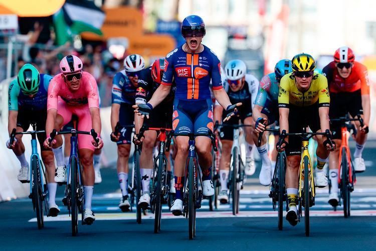 Trods en kaotisk finale forsvarede Mads Pedersen sin førertrøje i Giro d’Italia. Onsdag er han atter i spil til en etapesejr.