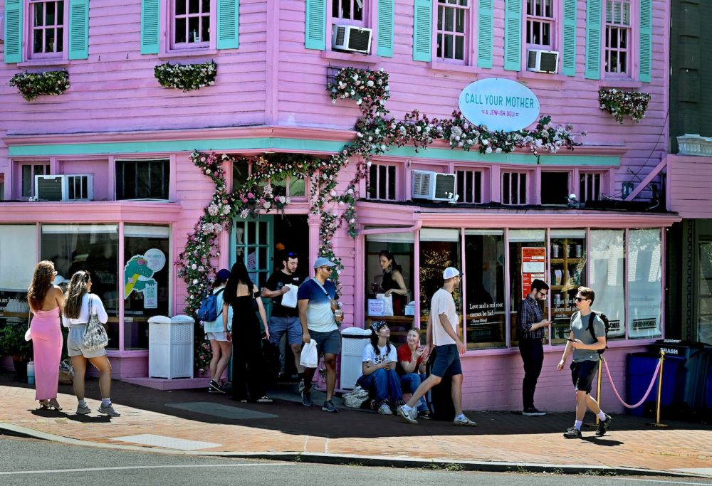 Customers love this Georgetown bagel shop. Some neighbors want it closed.