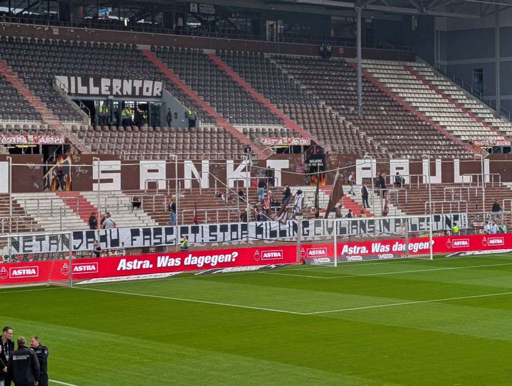 Banner von ultra Gruppe st Pauli mit dem Satz "Netanjahu, fascist. Stop killing civilians in Palestine" 