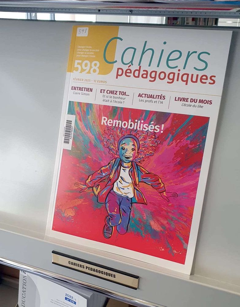 Le numéro 598 des Cahiers pédagogiques, sur une étagère de la médiathèque de l'INSPE Poitiers.