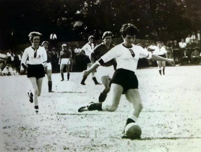 Fußball spielende Frauen in den 1950er Jahren in Deutschland. Die Fußballerin Christa Kleinhans vorne am Ball. 