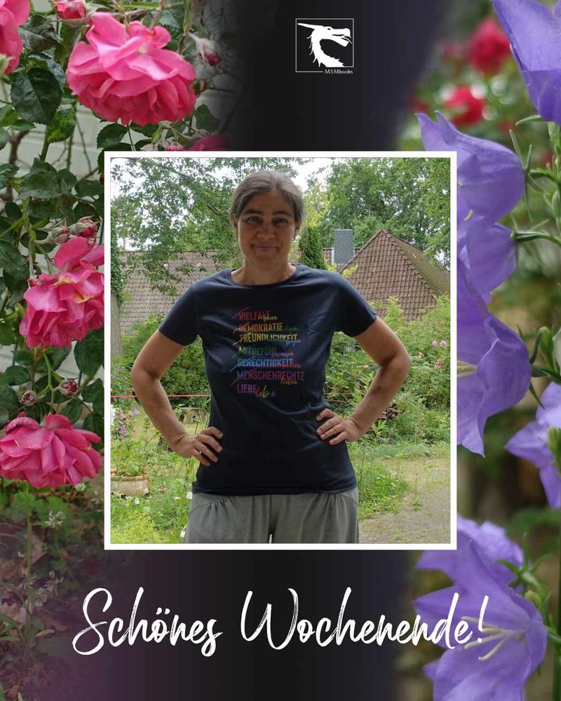 Fotocollage aus einem Bild von Martha im Regenbogenshirt vor Rosen in Pink und lila Glockenblume. 