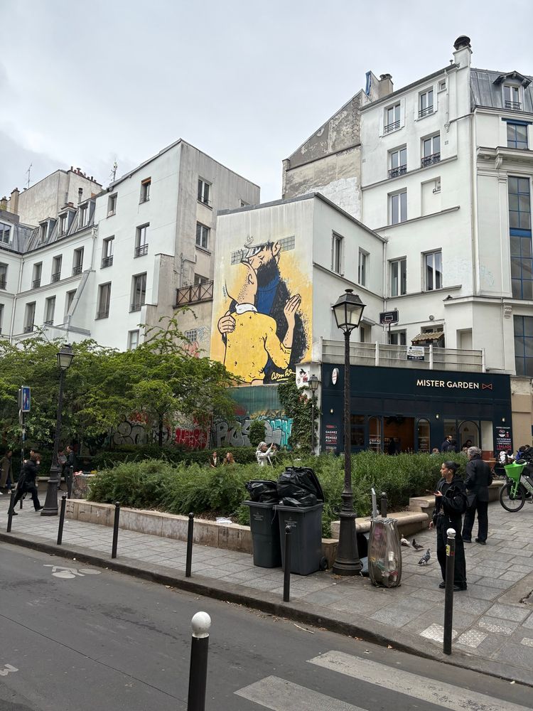 A multi story mural of two men kissing. I’m not sure if it’s Tintin