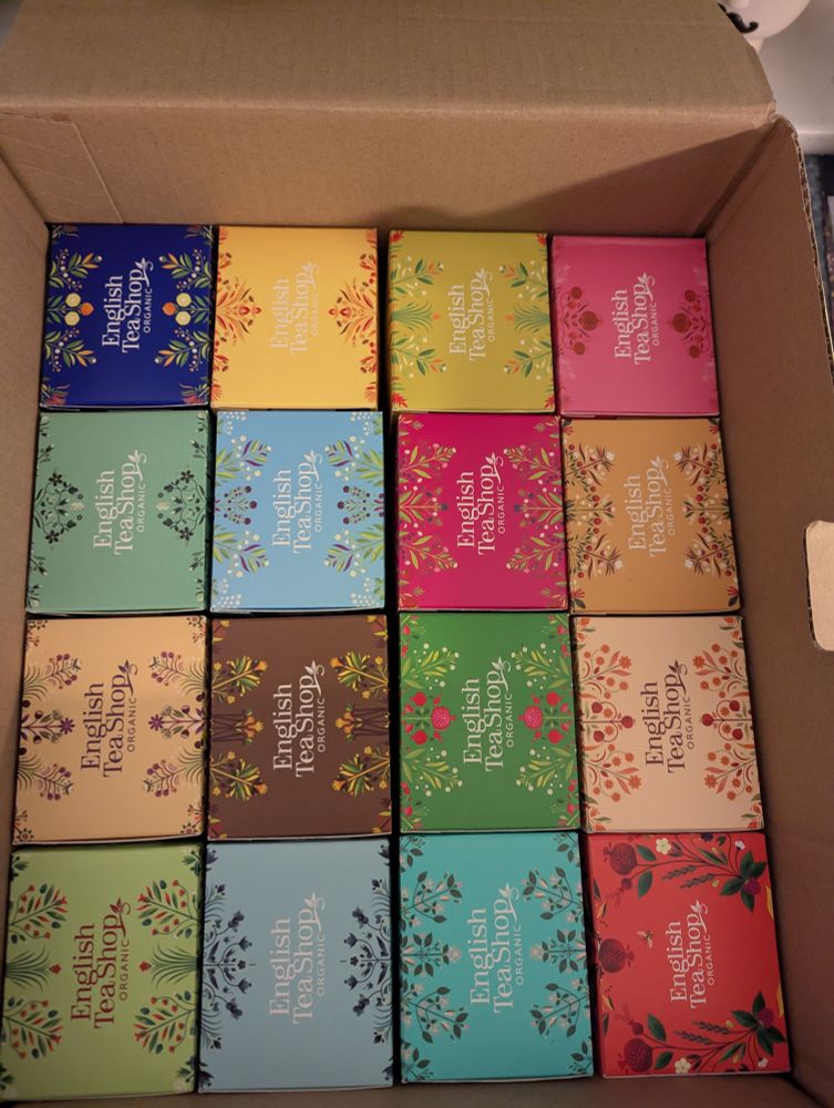 Ein Paket mit 16 verschiedenen Packungen Tee von English Tea Shop