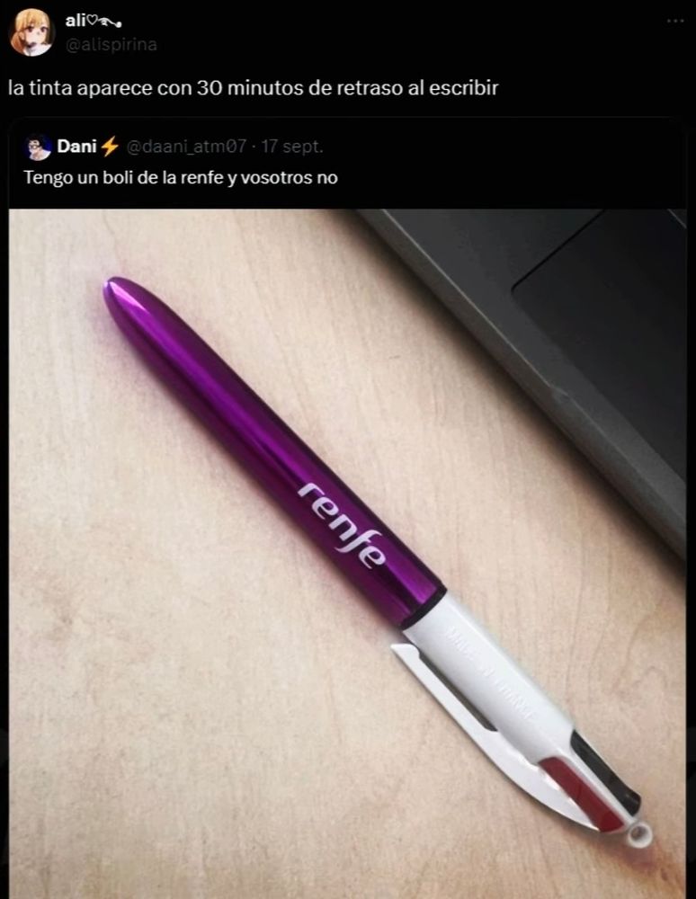 Fotografía de bolígrafo de Renfe 
Mensaje: tengo un boli de la refe y vosotros no 
Respuesta: la tinta aparece con 30 minutos de retraso al escribir