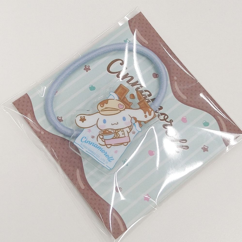 薄い青色のゴムにシナモロールのアクリルが付いているヘアゴム