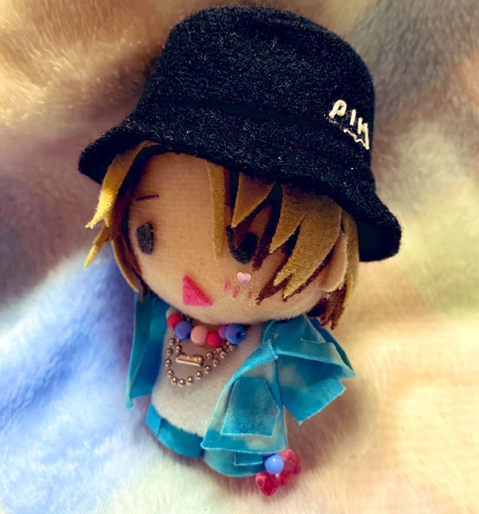 P1Harmonyのジョンソプくんの推しぬいに自分で作ったバケツハットを被せています。
水色のむら染めパーカーとズボン。