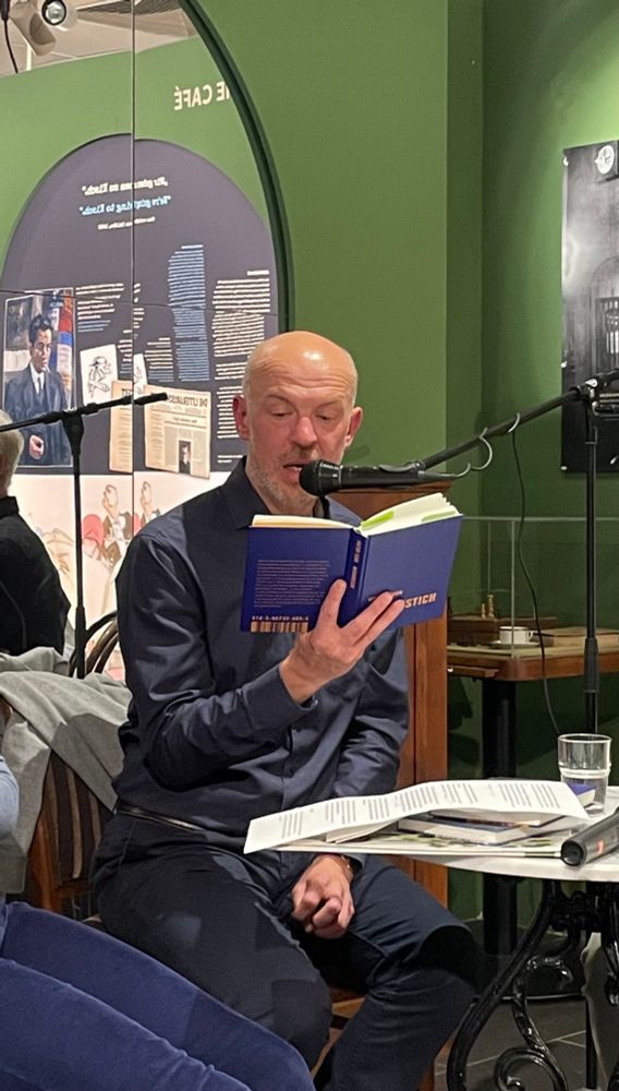 Viktor Funk liest im Romanischen Café Berlin aus seinem Roman Bienenstich 