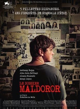 Affiche du film montrant le personnage principal, jeune flic en t-shirt gris, devant un mur où sont épinglées preuves et photos de l'enquête.
