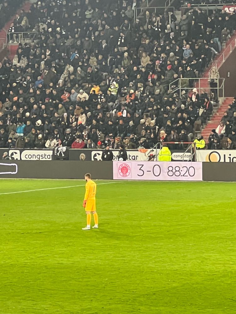 Millerntorstadion. Torwart des Gegners alleine vor der Bande mit dem Zwischenergebnis von 3:0