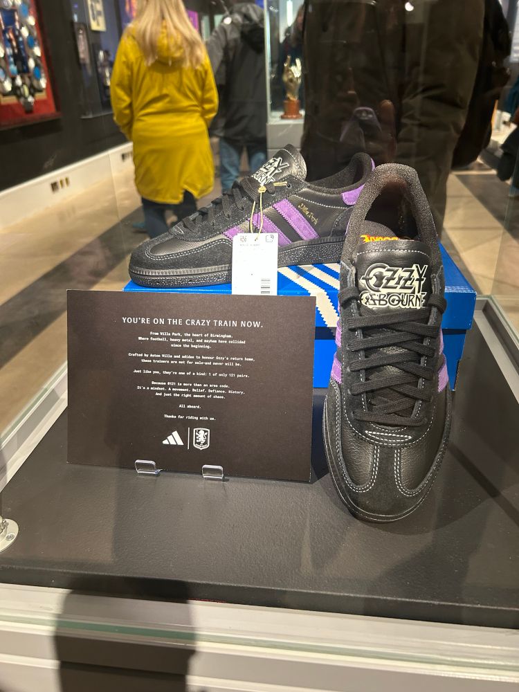 オジーの最後のコンサートのためにデザインされたアストンヴィラとアディダスのコラボスニーカー