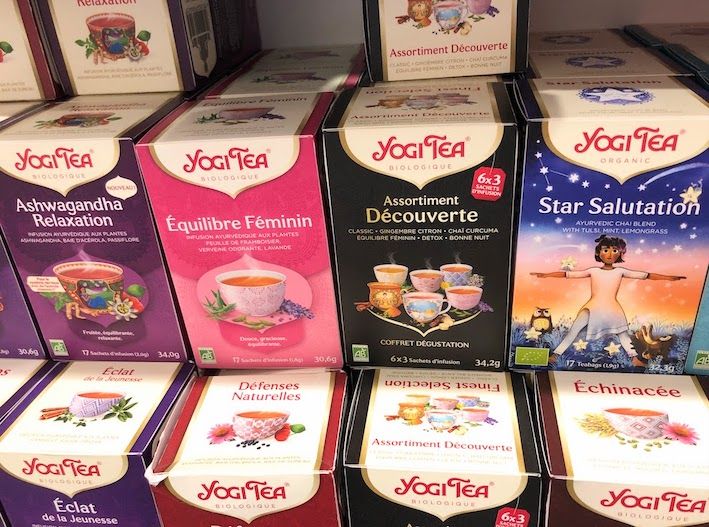 Quelques boites de produits Yogi tea "biologique" vendus en pharmacie : "Ashwaganda relaxation", "Équilibre féminin", "Star salutation", "Éclat de la jeunesse", "Défenses naturelles"...