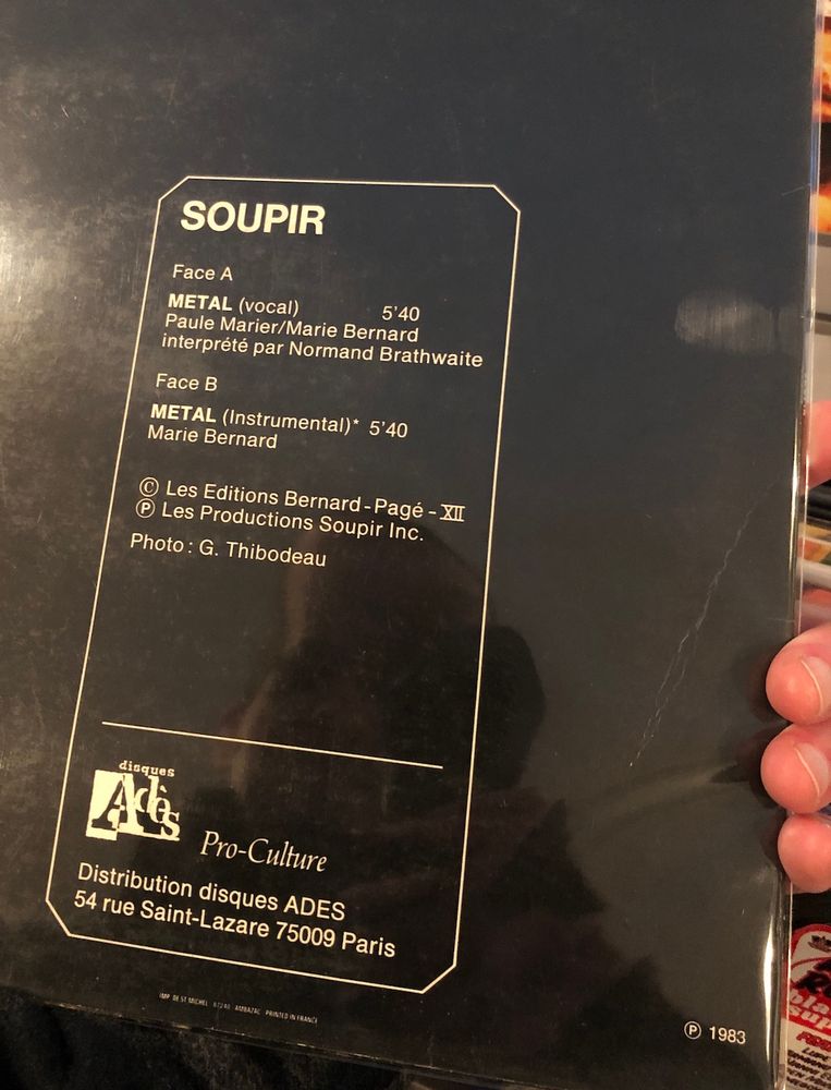 Titre du maxi 33 T "SOUPIR" : face A : Metal (vocal). Face B : Métal (instrumental).
Par Paule Marier, Marie Bernard et Normand Brathwaite