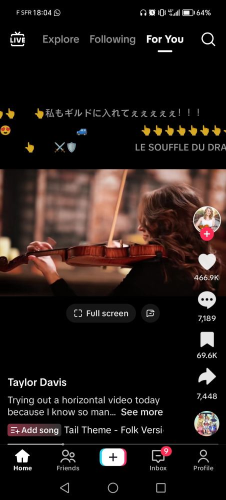 Screenshot de l'interface de Tiktok, avec une vidéo horizontale. Les commentaires apparaissent en scroll horizontal de droite à gauche en haut de l'écran.