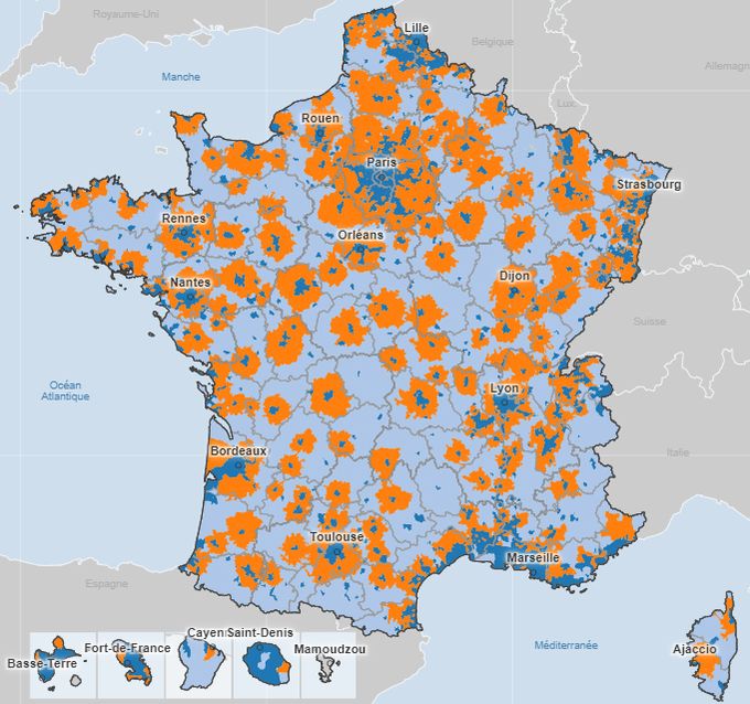Villes moyennes en bleu, et leurs aires d'attraction respectives en orange, portant sur les communes rurales à proximité.

