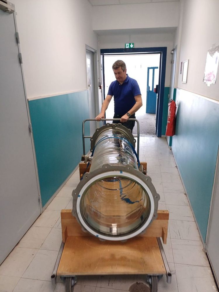 La chambre de simulation atmosphérique est mise sur roulettes dans le couloir pour son déménagement